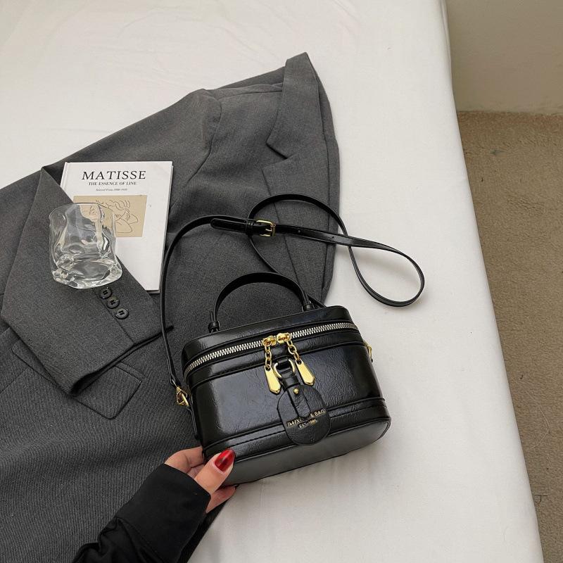 Módní super horká malá kabelka ženy 2025 nová high-end všestranná taška přes rameno jaro a léto módní přenosná krabičková kabelka