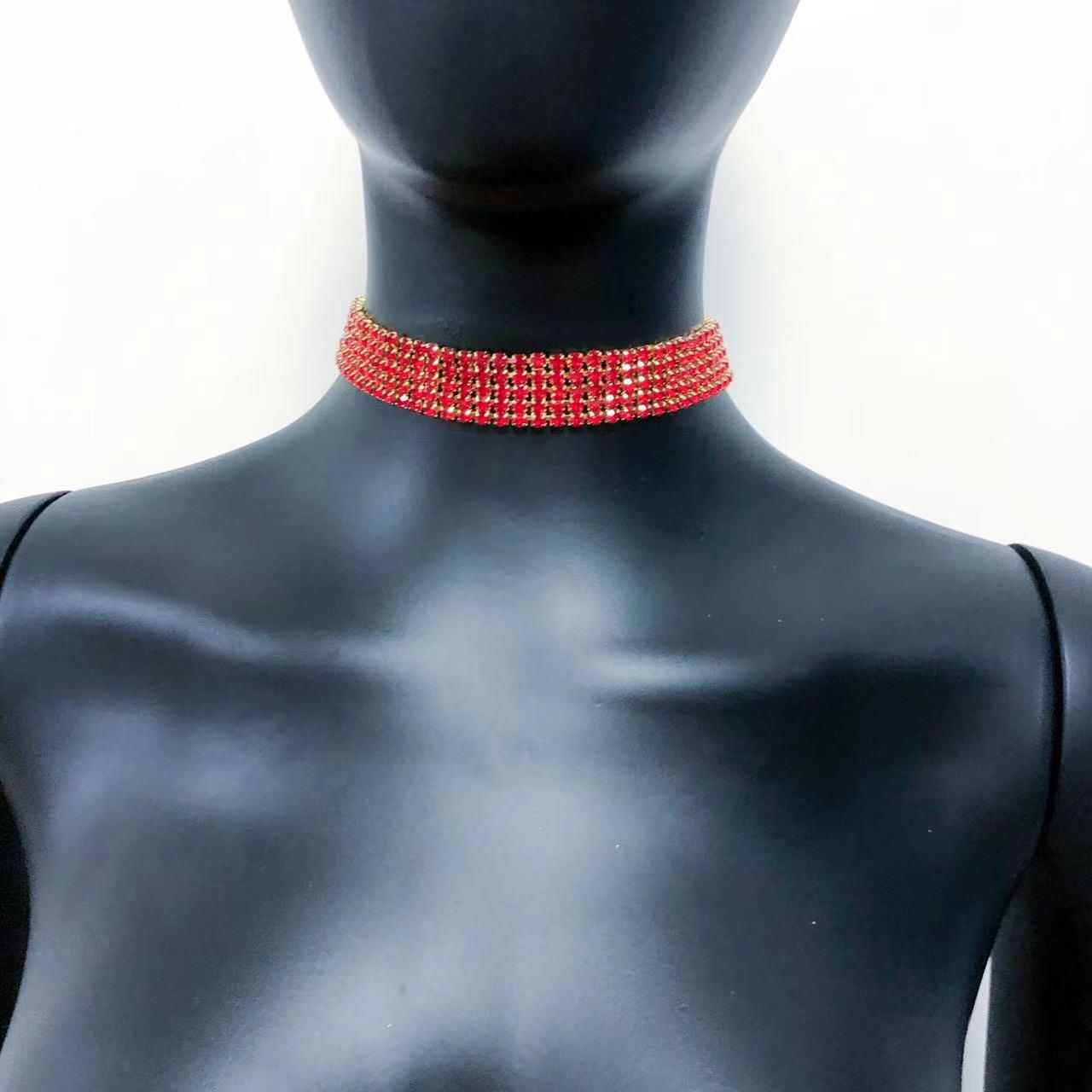 

European & American Style Red Rhinestone Choker: Trendy Full Diamond Necklace for Women срібний