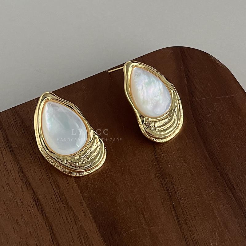 Simple retro oval natural fritillary stud earrings Korean intellectual versatile atmosphere earrings premium daily exquisite earrings