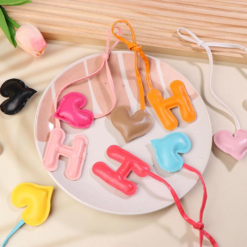 Leather Keychain Heart Letter Charm Pendant Keyring Fashion Simple All-Matching Bag Decoration Jewelry Accessories