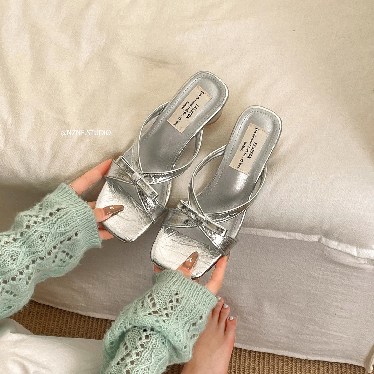 Fashion temperament explosive silver one-word thick heel slippers women s summer 2025 new high-end non-slip French cool slippers 35 серебряный