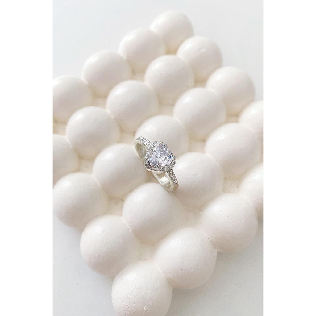 Verstellbarer Stahlring mit herzförmigem Zirkonstein