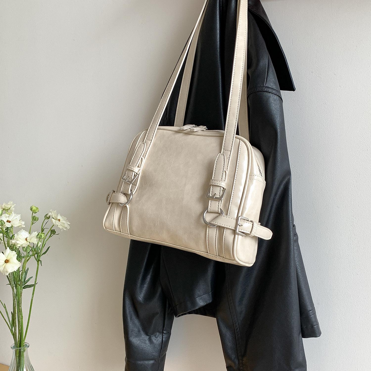 

Korean Niche Retro Oil Wax Leather Underarm Small Square Bag for Women s New Sweet and Cool Style Large Capacity Single Shoulder Commuting Bag білий