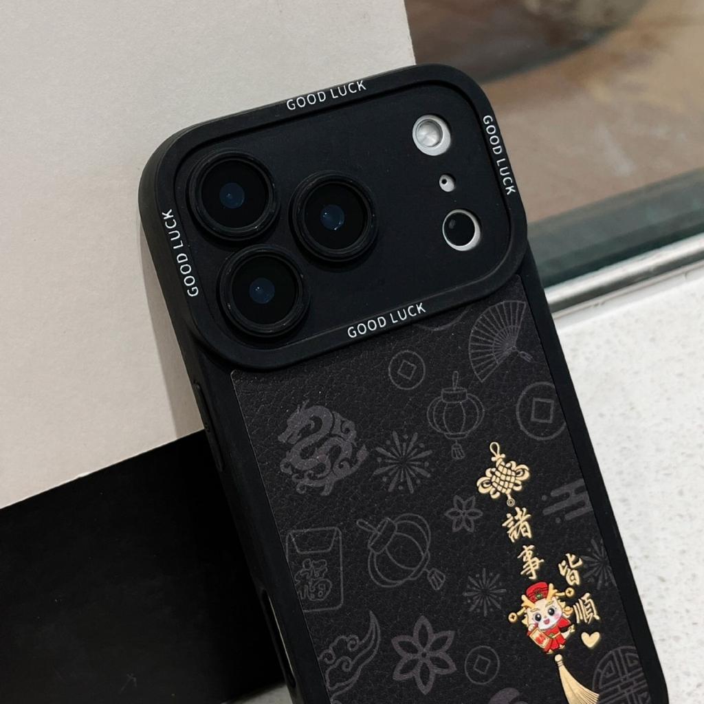 Leather is suitable for Apple 17promax16 premium sense 14 sets, dragon pattern 15 New Year's red and black mobile phone case.