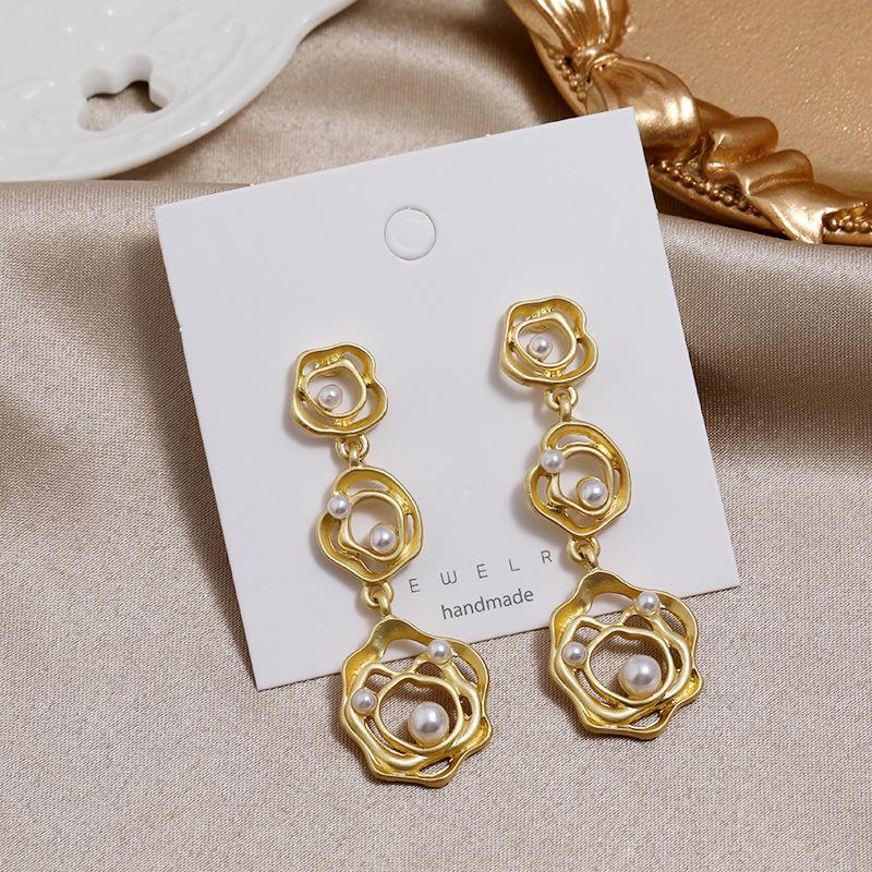 Retro and trendy high-end stud earrings women's niche design light luxury dream catcher fringed earrings simple earrings