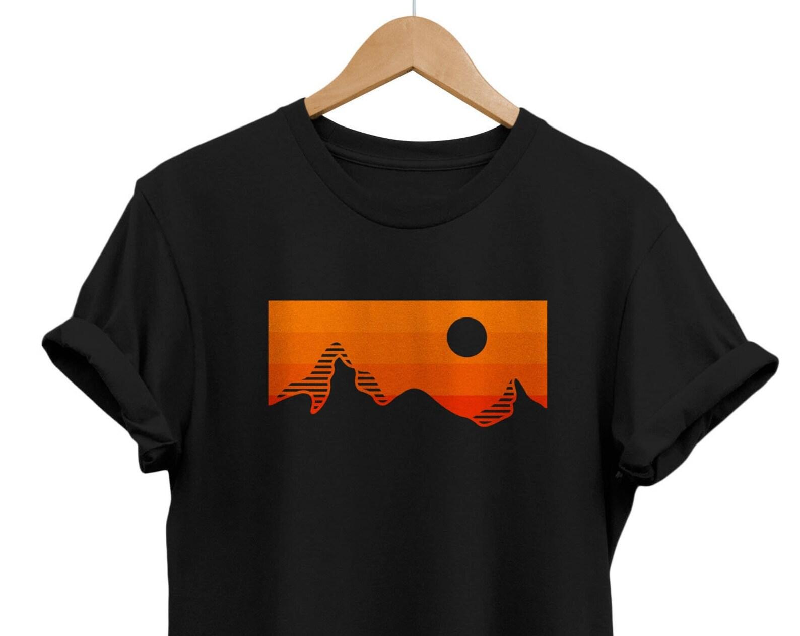 Retro Minimalist Sunset T-shirt | Mountain Landscape Graphic Tee | Outdoorsy Gift 4XL