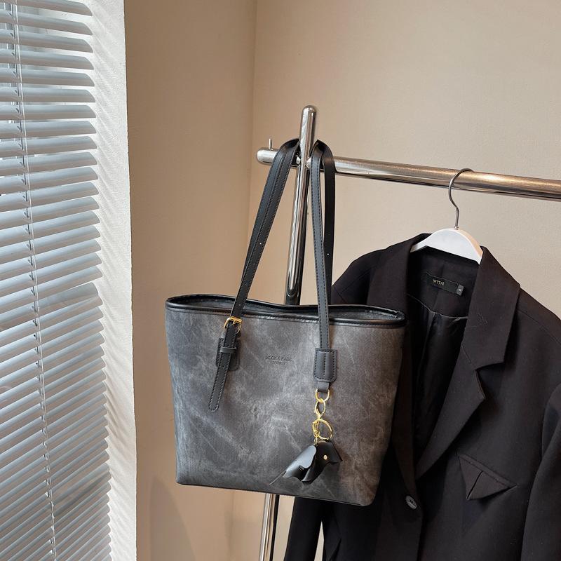 Large capacity tote bag women's 2025 autumn and winter new fashion shoulder bag college students class commuter bag underarm bag