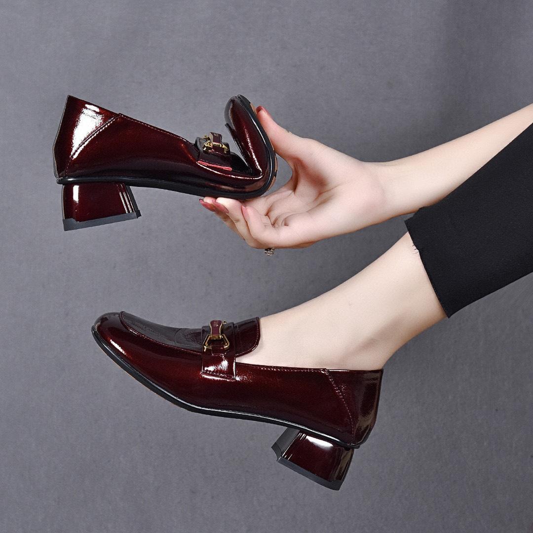 

Туфли на низком каблуке из мелкой кожи женские осенние новые с круглым носком, металлической пряжкой, толстым каблуком, одинарные туфли на одной педали, коровья лакированная кожа 40 бордовый