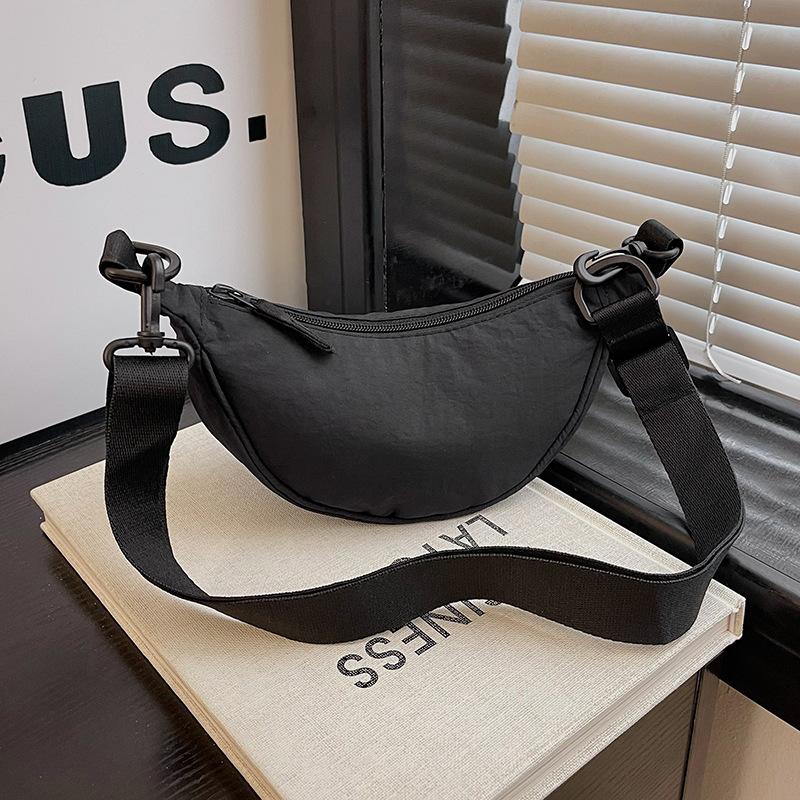

Casual versatile small cloth bag women s new shoulder messenger bag niche design simple dumpling bag чёрный