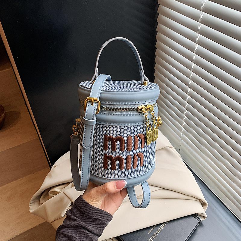

Personalized fortune bucket Portable woven bucket bag Women s versatile new high-end light luxury niche messenger cylinder bag синий