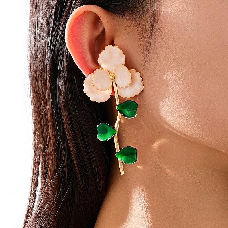 

Модные серьги-подвески для женщин белый