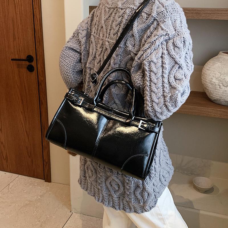 Однотонная вместительная сумка через плечо из полиуретана