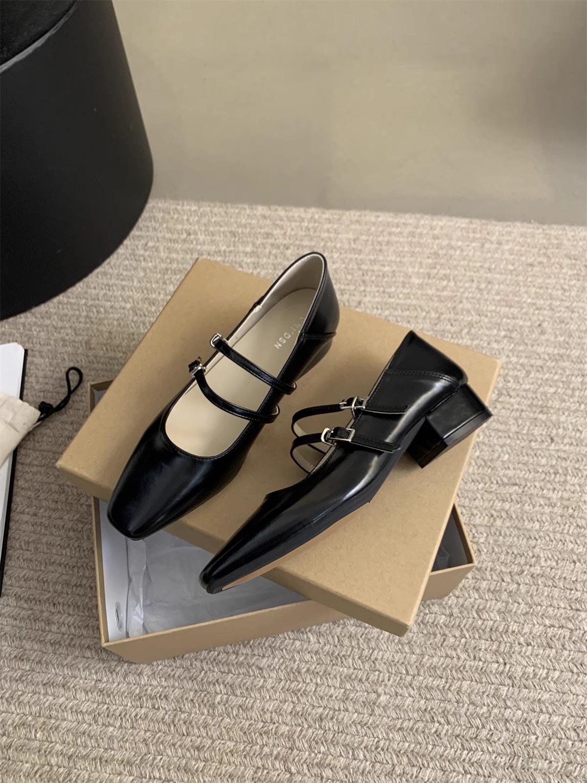 

Silver light mouth single shoes women s 2025 spring new Korean version French temperament fairy style gentle thick heel Mary Jane shoes 39