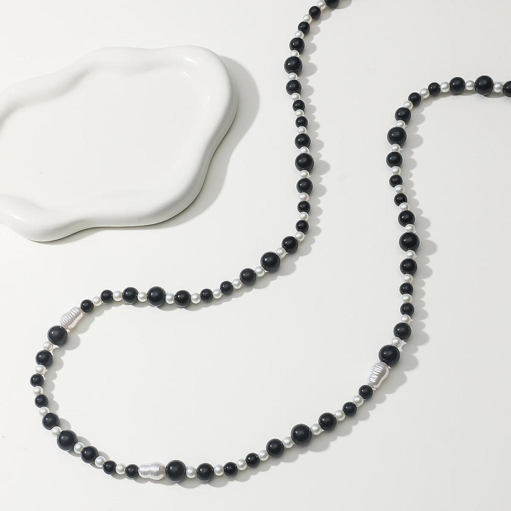 Elegant Retro Pearl Necklace: Women's High-End Light Luxury Sweater Chain.