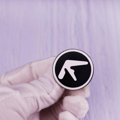 Mini Broszka z Logo Aphex Twin Mała Miedziana Ozdoba Biżuteria Broszki
