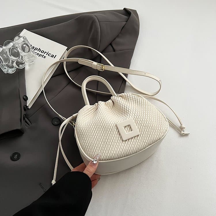 Bolsa de ombro feminina elegante com textura