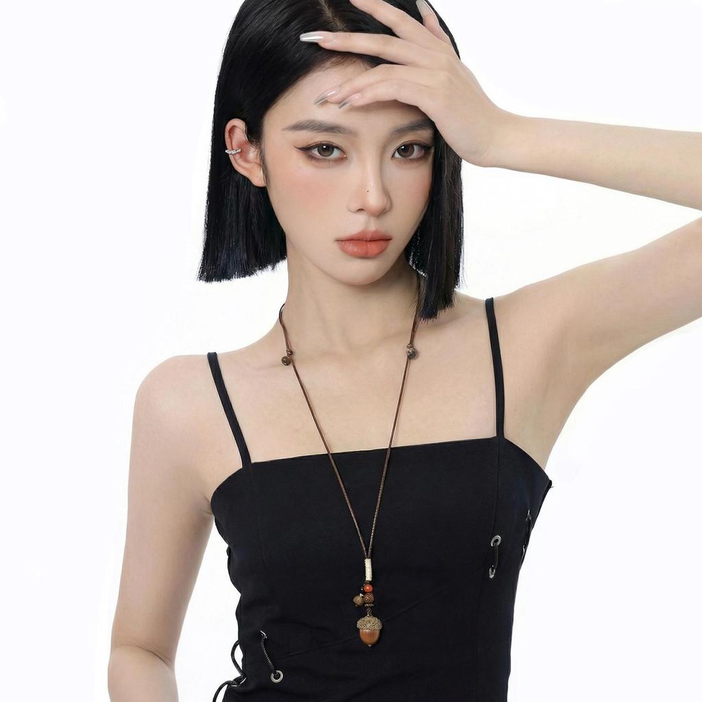 Elegant Retro Acorn Pendant Necklace for Women - Stylish Light Luxury Sweater Chain with High-End Beaded Design