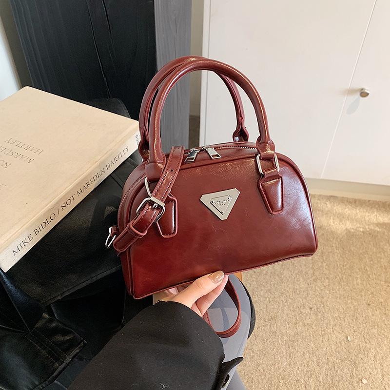 

2025 Women s Retro Textured Bowling Crossbody Handbag чёрный