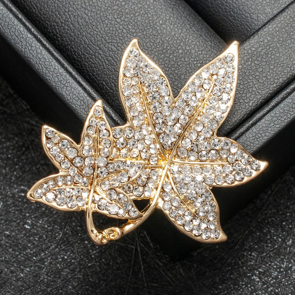 Diamond-studded Maple Leaf Brooch for High-end and Luxurious Men's Collarpin, Suitable for Suits and Leaves.