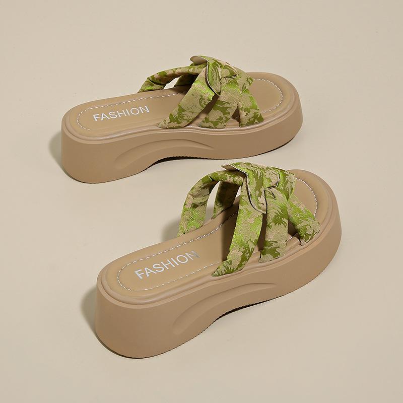 

Женские летние шлепанцы на платформе-юбке, новинка 2025 года, крутые шлепанцы-маффины, пляжная обувь на мягкой подошве 40