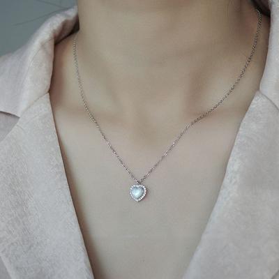 White Butterfly-shaped Collarbone Chain Simple Retro Light Luxury Niche Heart Shape Love Necklace for Women