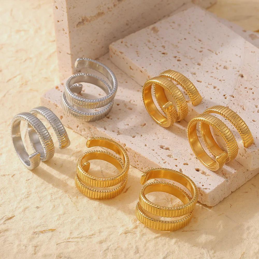 Europäisch-amerikanischer Titanstahlring mit geometrischem Faden, 18 Karat vergoldet, nicht verstellbar.