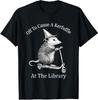 Camiseta Gambá Patinete Rumo a Causar Confusão na Biblioteca