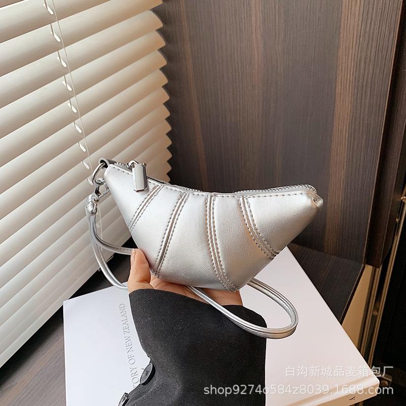 

French niche design mini hand bag women s 2025 new trendy personality shoulder bag foreign style messenger bag серебряный