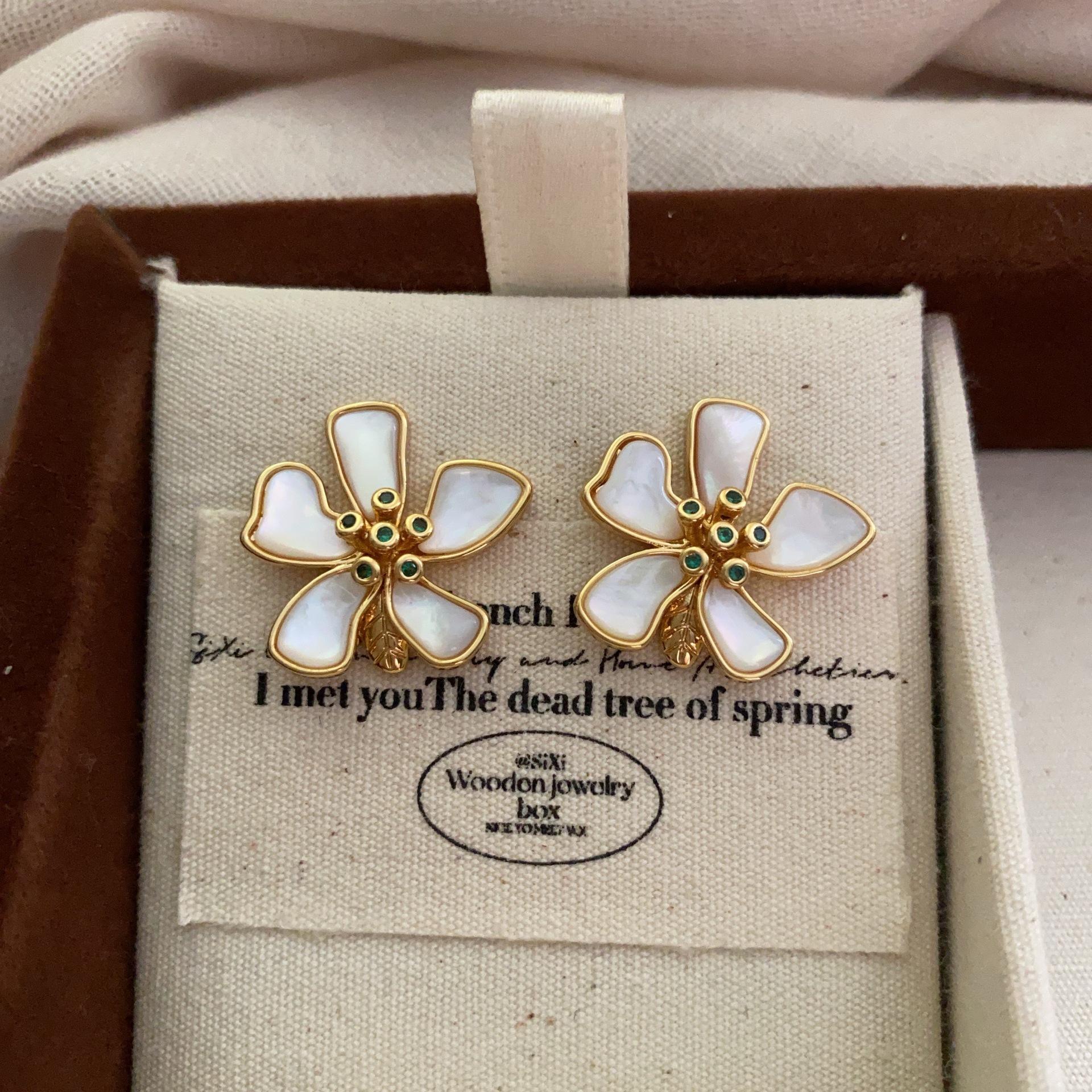 White shell flower stud earrings, high-end simple petals, small fresh and gentle French light luxury romantic earrings