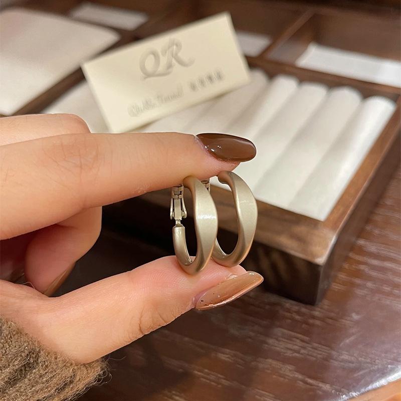 Xu I is dazzling, Zhao Ruth has the same silver needle plain circle earrings, earrings, simple temperament earrings.
