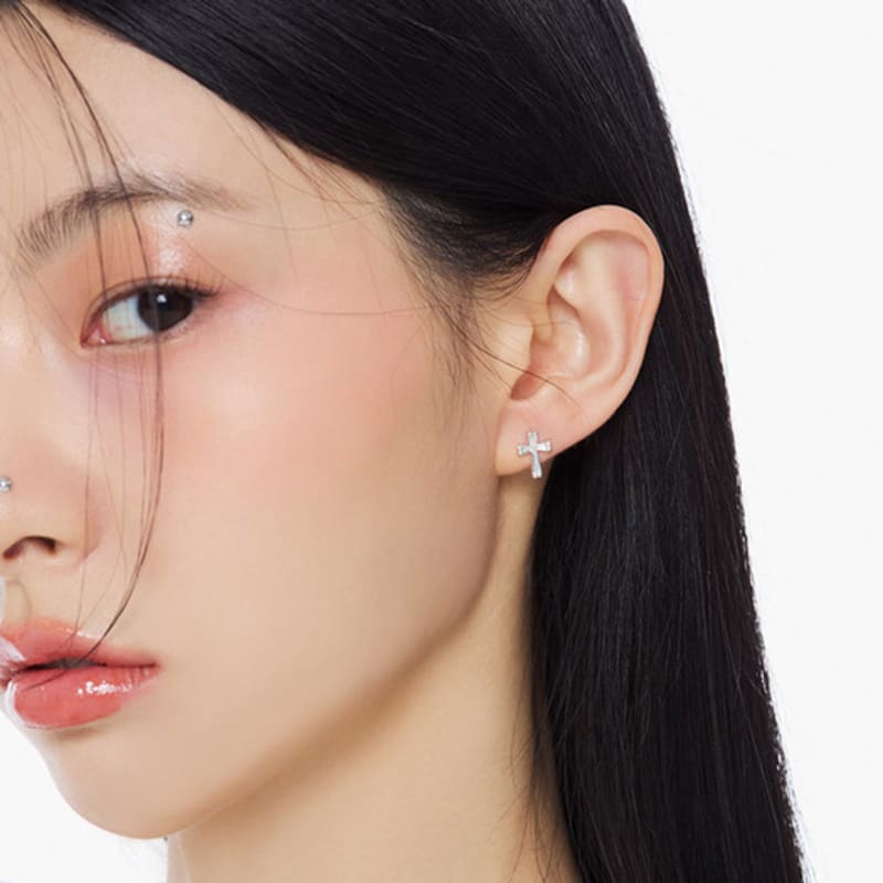 NIMBUS SHINE CROSS STUD EARRINGS (S)