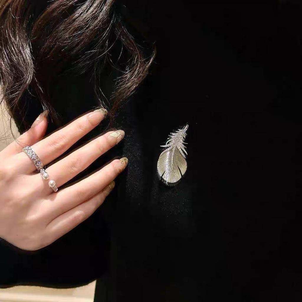 A multi-use feather brooch necklace for women, offering a light luxury and elegant high-end feel, suitable for sweaters, suits, and as a fall/winter
