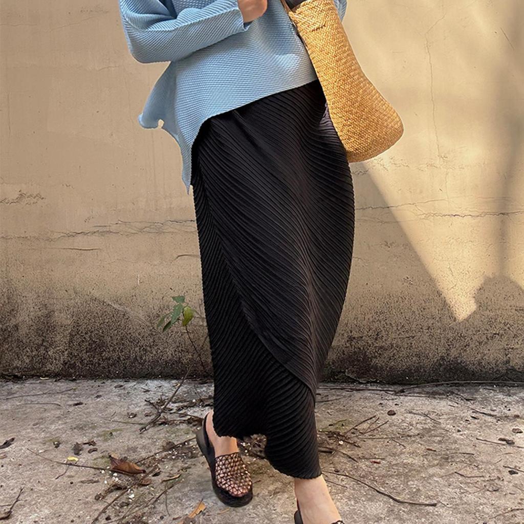 Miyake Schwarzer gefalteter Mid-Length Damenrock mit unregelmäßigem Schlitz