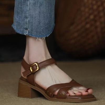 Modische neue Sandalen mit offener Zehenpartie für Sommer 2025 für Damen mit dickem Absatz, gekreuzten Riemen, Pendelsandalen, rutschfeste Damensandalen
