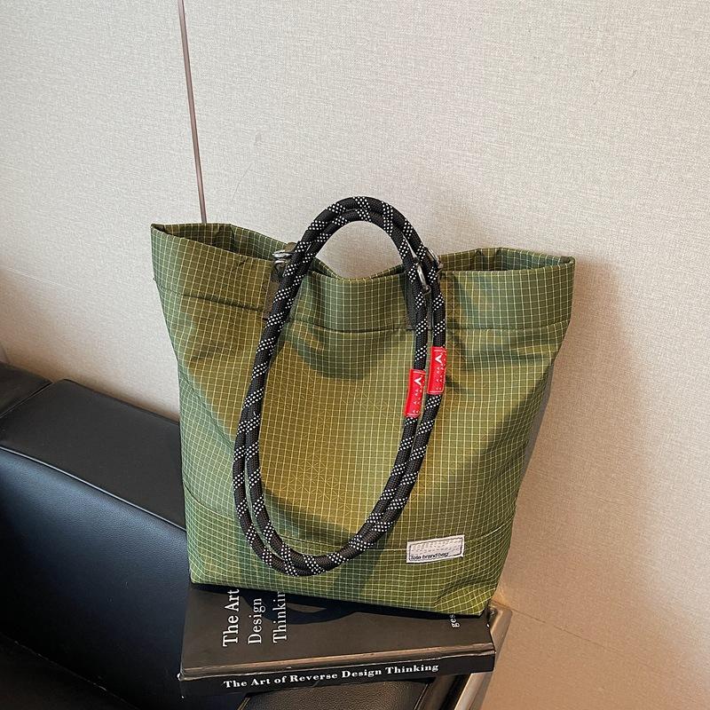 Outdoor plaid shoulder bag women's new casual versatile tooling large-capacity portable tote bag