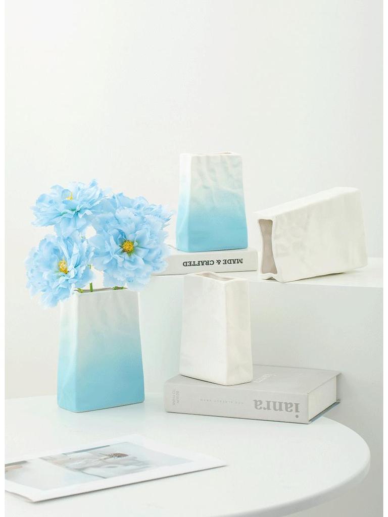 Skandynawski biały ceramiczny wazon na suszone lub świeże kompozycje kwiatowe w wystroju salonu