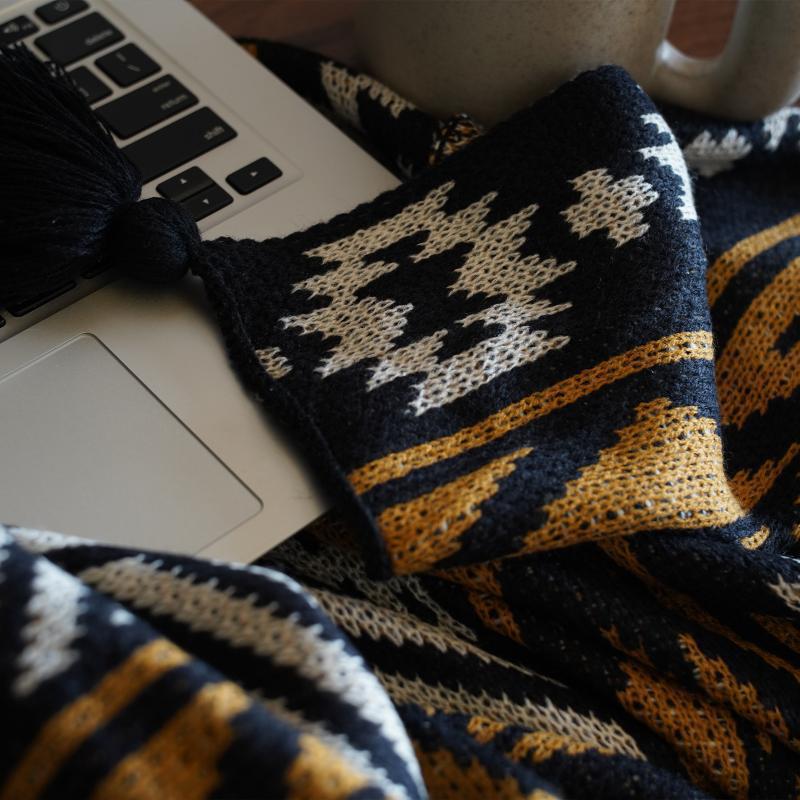 Boho pletená vlněná pohovka a postelová deka