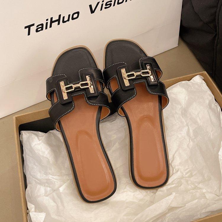 2025 Versão coreana dos novos chinelos de verão femininos moda sola plana bico quadrado chinelos frescos férias uma palavra sapatos de praia