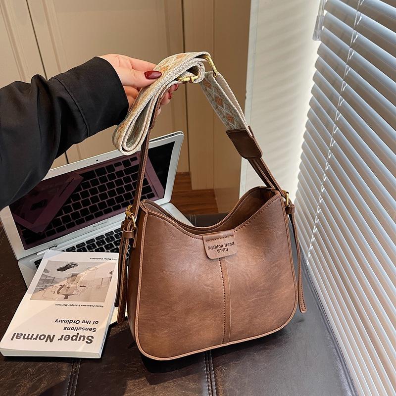 

Autumn and winter new niche women s bags bucket bags fashionable and simple shoulder broadband messenger bags underarm bags коричневый