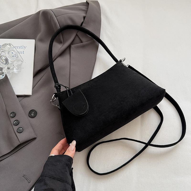 

Летняя простая однотонная мускусная кожа бархатная нишевая сумка подмышку женская высокая ценность иностранный стиль повседневная сумочка для поездок на работу на плечо чёрный