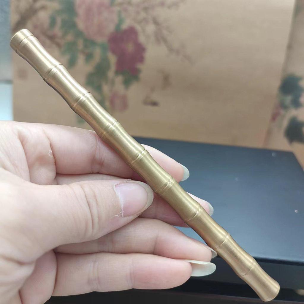 Kuličkové pero z čisté mosazi Signature - elegantní dárek k podnikání a promoci, ideální pro studenty a profesionály.