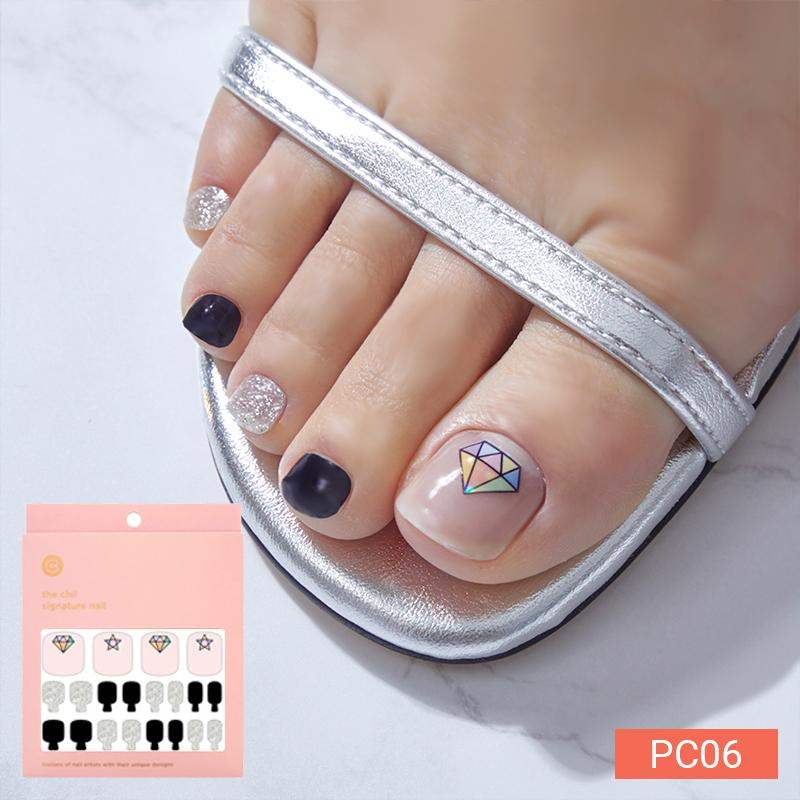 Daily Classics Pediküre Nagelsticker - 37 selbstklebende Spitzen, Soft Check & Blumendesigns, Schnelle 5-Minuten-Pediküre