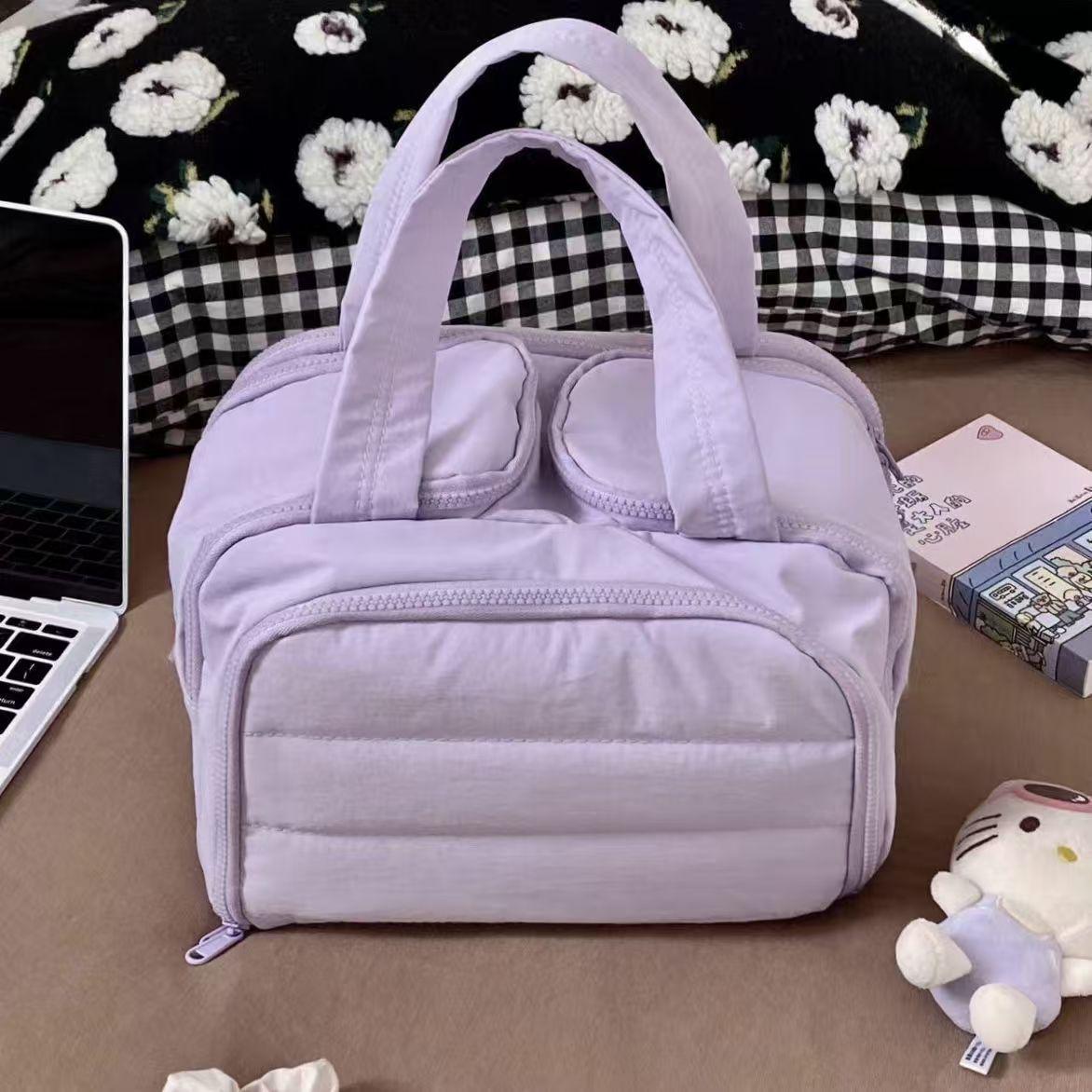 

«Вместительная дорожная косметичка с несколькими отделениями»