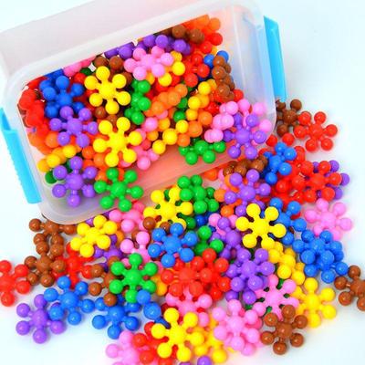 Bausteine zum Zusammenbauen in Form von Pflaumenblüten für die Früherziehung im Kindergarten – Lernspielzeug für Kinder im Alter von 3–4 Jahren.