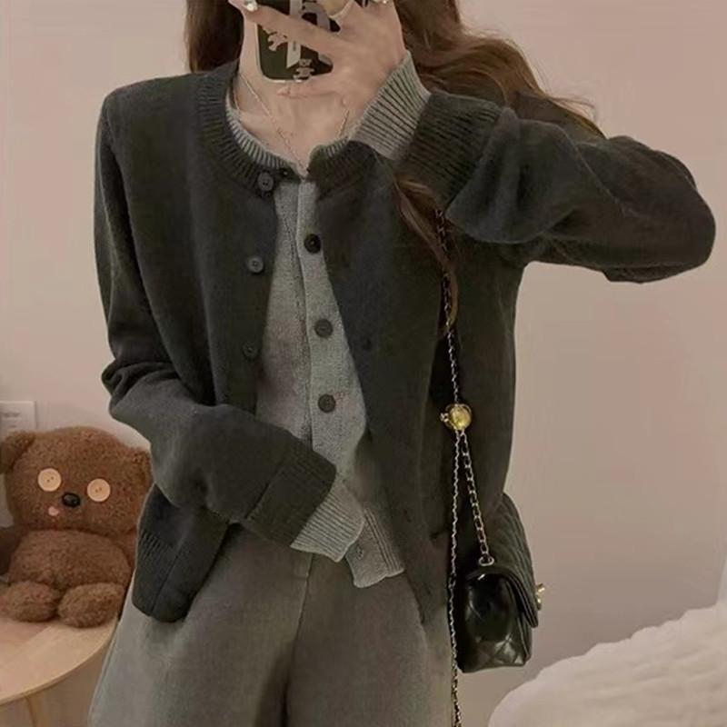 

Early spring contrasting colors fake two-piece knitted sweater splicing temperament versatile long-sleeved crew neck top outer wear women 2044-77 (average size) серый