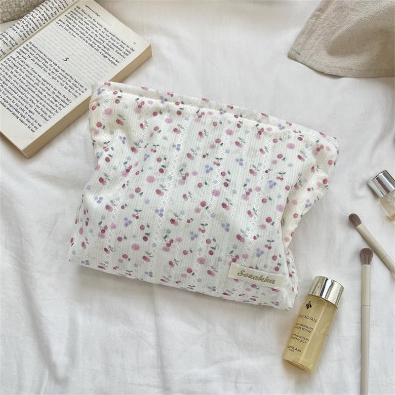 Sweet Lace Floral Women Cosmetic Bags Portable Ladies Clutch Purse Lipstick Makeup Bag Commute Female Large Capacity Storage Bag