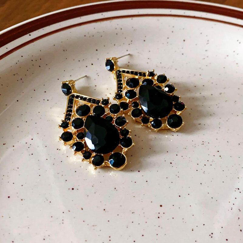 

Light luxury style diamond-encrusted water drop pendant necklace high-end sense retro collarbone chain fashion dress versatile necklace