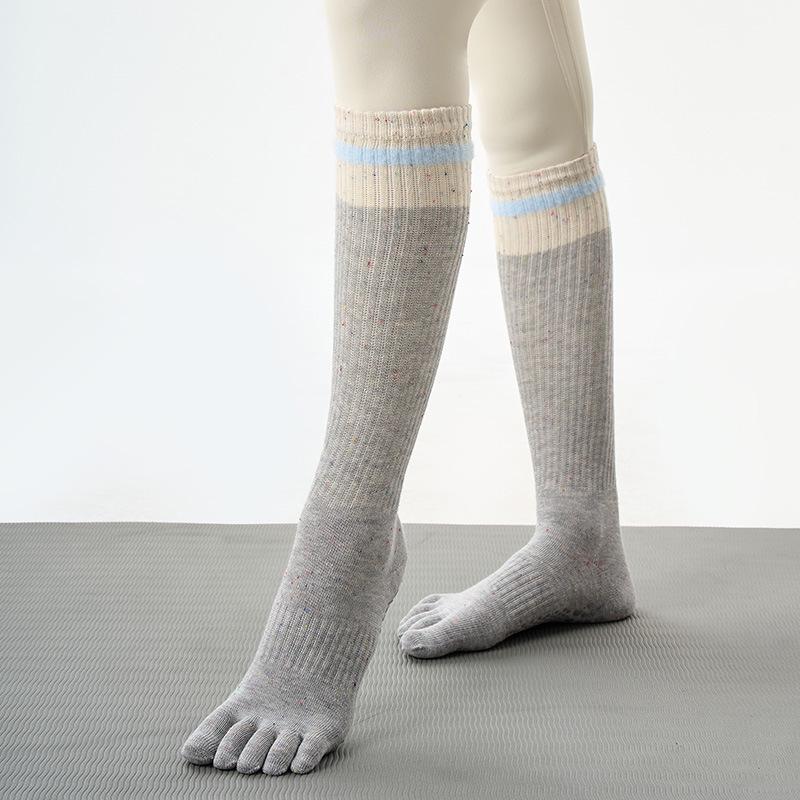 

Женские нескользящие носки для йоги, цветной блок в горошек, очень длинные носки до икры с пятью пальцами для пилатеса на осень/зиму. One Size