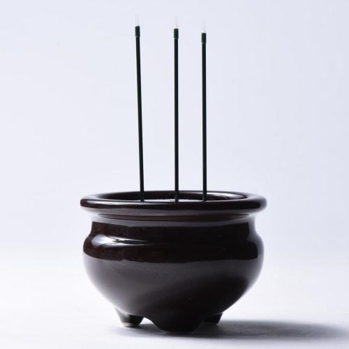 Hasegawa Buddhist Altar, Sanyasuragi Electronic Incense Sticks with Red Glowing Tips, 3-Stem (3-Inch), Brown, with Ceramic Incense Burner, Battery Inc