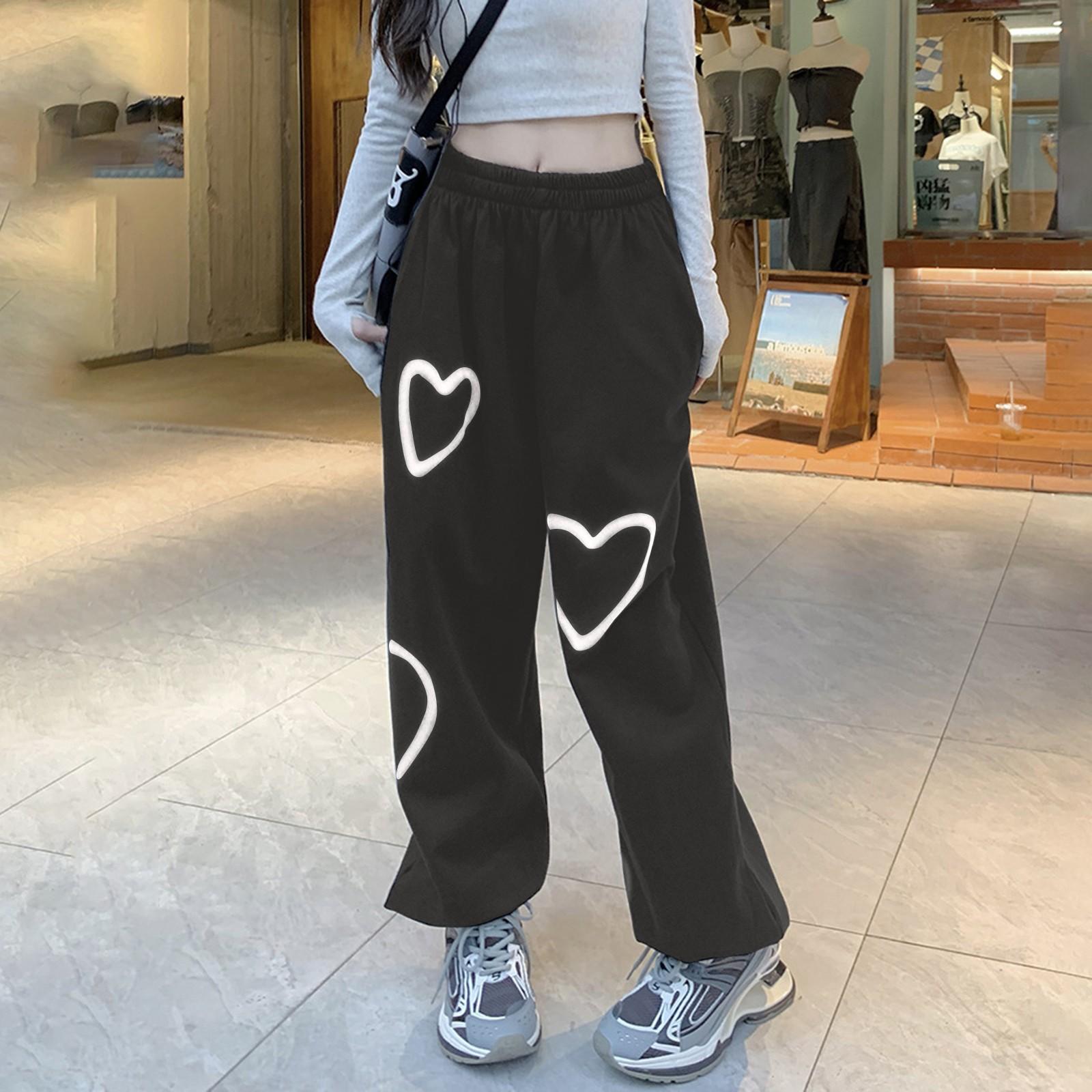 

Женские свободные корейские спортивные брюки с высокой талией, ленивым и повседневным дизайном и узором в виде сердечек S чёрный